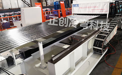 江蘇車廂板成型機(jī)所具備的特點